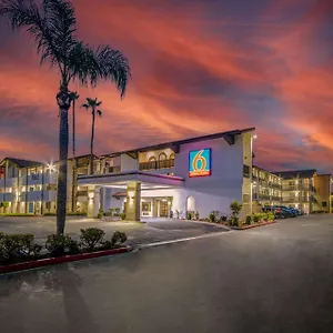 2* Hotel 6 Ca Convention Center Airport